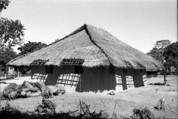 Choza de nueva construcción, Nacala, Mozambique