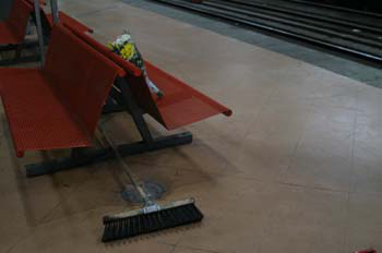 Ramo depositado en el andén de la estación