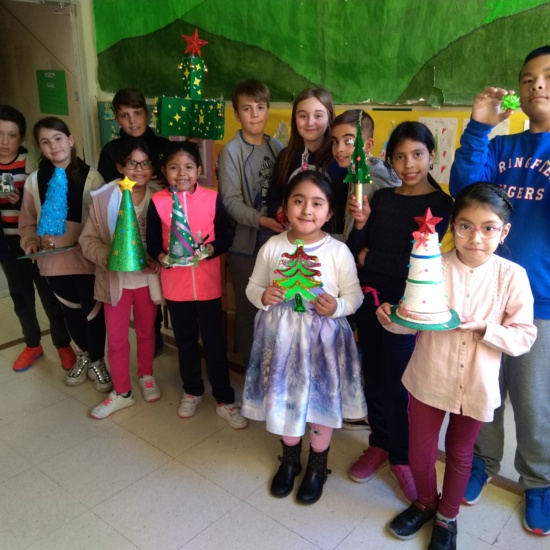 Concurso de árboles de Navidad con materiales reciados