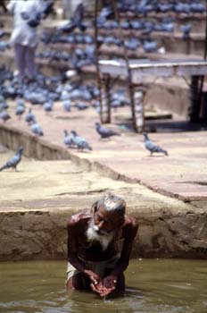 Peregrino haciendo sus abluciones en el lago sagrado de Pushkar