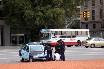 Detención de un ladrón en una calle de Buenos Aires, Argentina