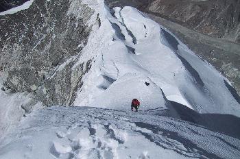 Acercamiento a la cresta nevada de una montaña