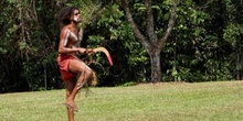 Aborigen dispuesto a lanzar el boomerang, Australia