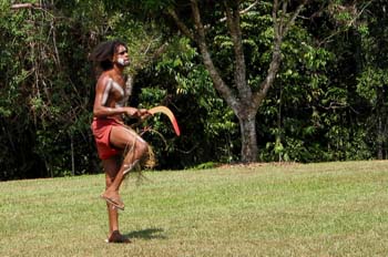 Aborigen dispuesto a lanzar el boomerang, Australia
