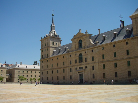 Vista lateral de fachada principal del Monasterio de El Escorial