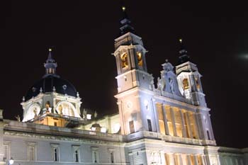 Vista nocturna de la Catedral de la Almudena, Madrid