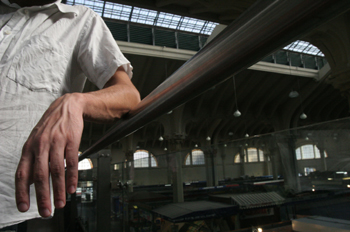 Hombre apollado en una barandilla del Mercado Municipal de Sao P