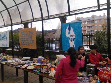 2017_01_MONTANDO EL MERCADILLO SOLIDARIO 12