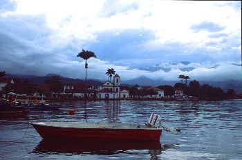 Barca en la Bahía de Paraty, Rio de Janeiro, Brasil