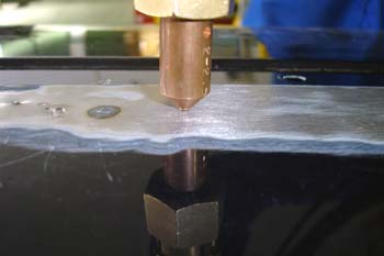 Operación de soldadura de clavos