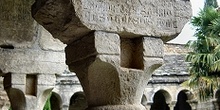 Capitel con muestras de reparación, Huesca