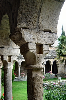 Capitel con muestras de reparación, Huesca