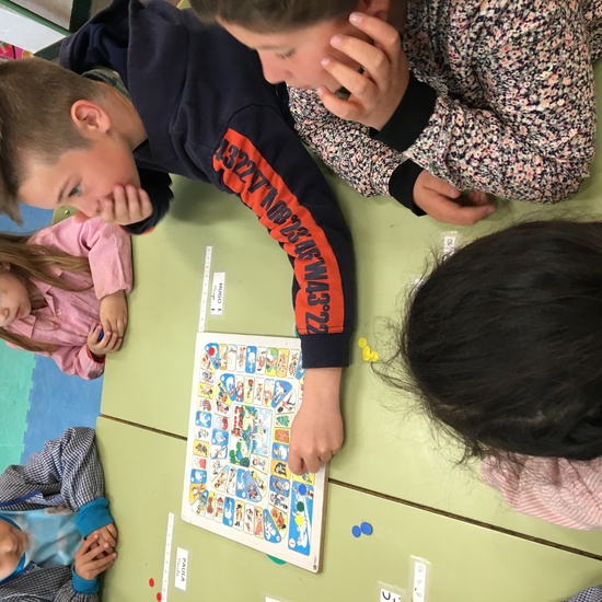 Buddies: 5 años y sexto enseñando a jugar. 30