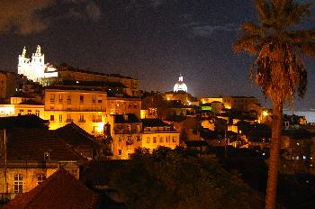 Alfama de noche desde el mirador de Santa Luzia, Lisboa, Portuga