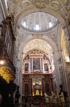 Altar, cúpulas y bóvedas de la Catedral cristiana