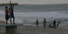 Niños jugando al fútbol en la playa de Maracaípe, Pernambuco, Br