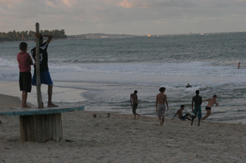 Niños jugando al fútbol en la playa de Maracaípe, Pernambuco, Br