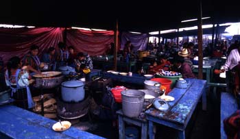 Puestos de comidas en la Plaza del Mercado de Chichicastenango,