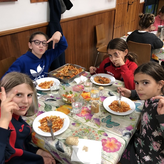 Albergue 6º - 2º día (comiendo) 4