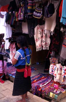 Tienda de venta de ropa en San Juan Chamula, México