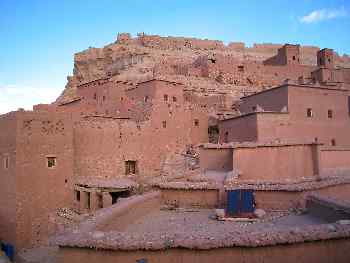 Panel solar en el tejado de una casa de adobe, Marruecos