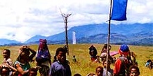 Asentamiento en festival en torno a bandera, Irian Jaya, Indones