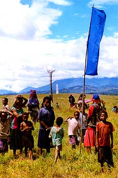 Asentamiento en festival en torno a bandera, Irian Jaya, Indones