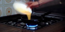 Echar los huevos en la sartén