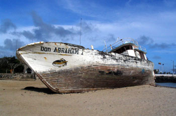 Barco varado por pesca ilegal en la Isla San Cristóbal, Ecuador
