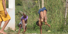 Niños hacen acrobacias, Quilombo, Sao Paulo, Brasil