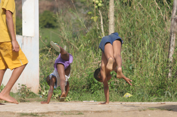 Niños hacen acrobacias, Quilombo, Sao Paulo, Brasil