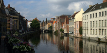 Vista de un canal de Gante por Oudburg, Bélgica