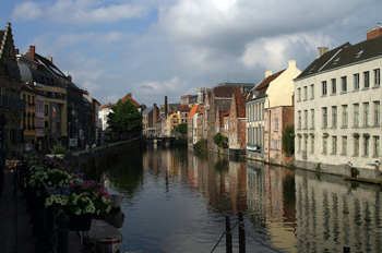 Vista de un canal de Gante por Oudburg, Bélgica