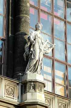 Estatua de la fachada del Palacio Real, Budapest, Hungría