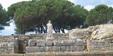 Ruinas del pueblo greco-romano de Ampurias, con estatua de Escul