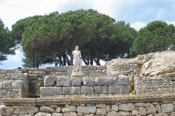 Ruinas del pueblo greco-romano de Ampurias, con estatua de Escul