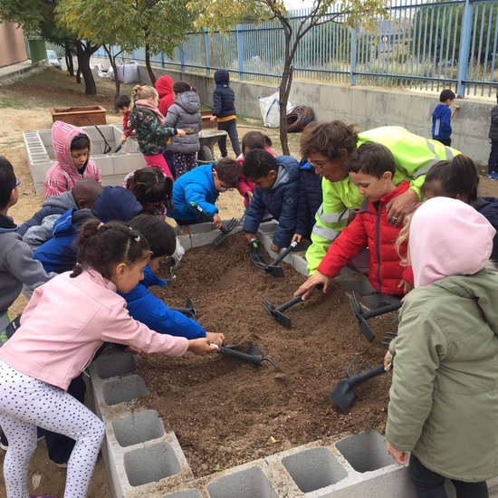 Infantil cinco años rellenando bancales 2