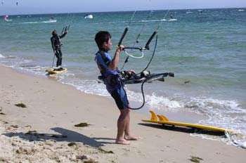 Deportistas preparando el material para la práctica del Kitesurf