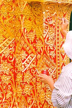 Proceso de retocado de la decoración de un templo, Tailandia