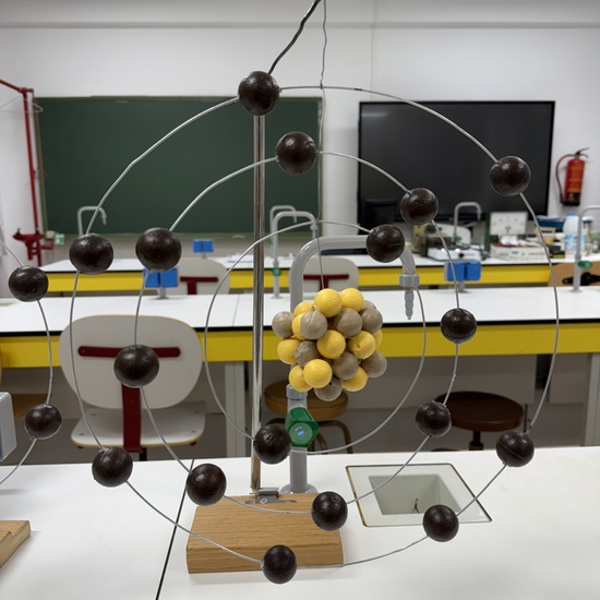 Maqueta de un átomo de cloro según el modelo atómico de Bohr