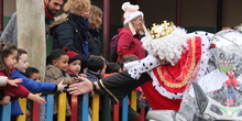 Visita de sus Majestades los Reyes Magos al colegio Luis Bello en moto 2018 15