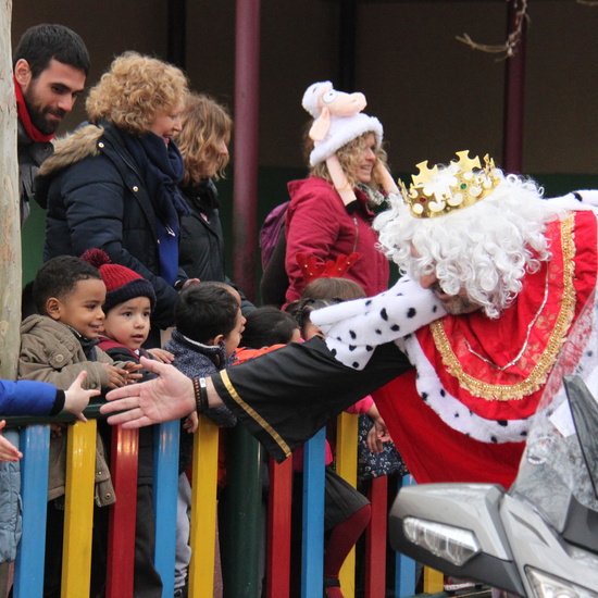 Visita de sus Majestades los Reyes Magos al colegio Luis Bello en moto 2018 15