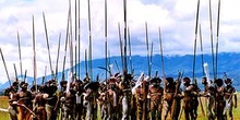 Tribu armada con lanzas, Irian Jaya, Indonesia
