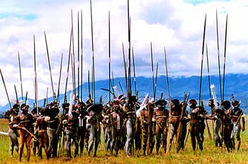 Tribu armada con lanzas, Irian Jaya, Indonesia