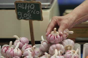 Puesto de ajos en el mercado de abastos de Sao Paulo, Brasil