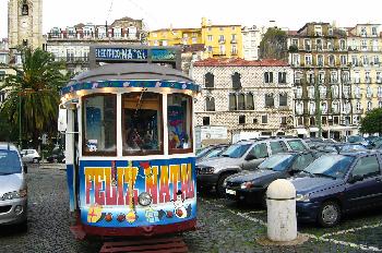 Tranvía decorado con adornos navideños, Plaza Campo das Cebolas,