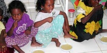 Niñas comiendo, Rep. de Djibouti, áfrica