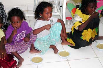 Niñas comiendo, Rep. de Djibouti, áfrica