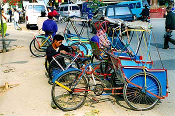 Parada de bici-taxis, Sulawesi, Indonesia