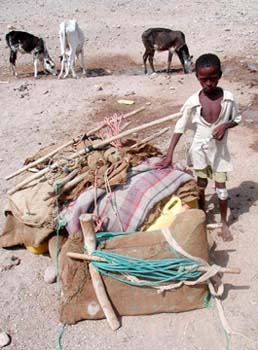 Niño al lado de mantas, Rep. de Djibouti, áfrica